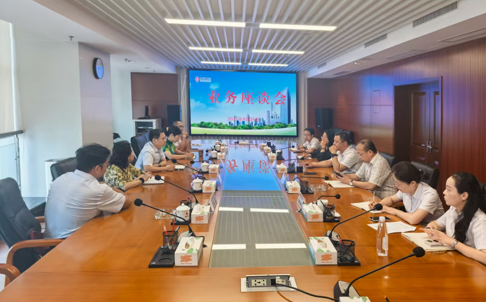 雷軍榮一行前往贛州銀行拜訪交流